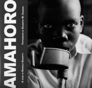 La copertina del libro fotografico sul Rwanda