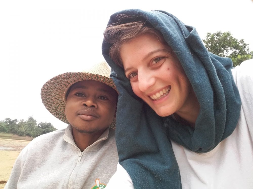 Anna insieme ad un giovane del Madagascar