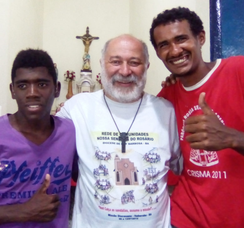 Don Luis con due parrocchiani