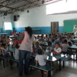 i bambini degli asili di padre Gianchi a pranzo