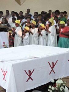 Congo liturgia della luce in parrocchia - Pasqua